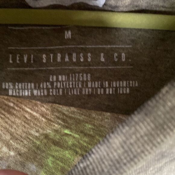NWOT Levi graphic tee size M - Picture 5 of 7